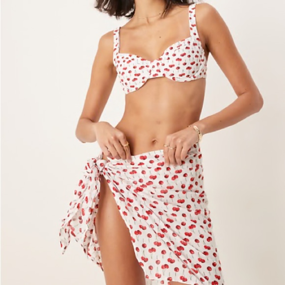 Abercrombie & Fitch Cherry serong cover up